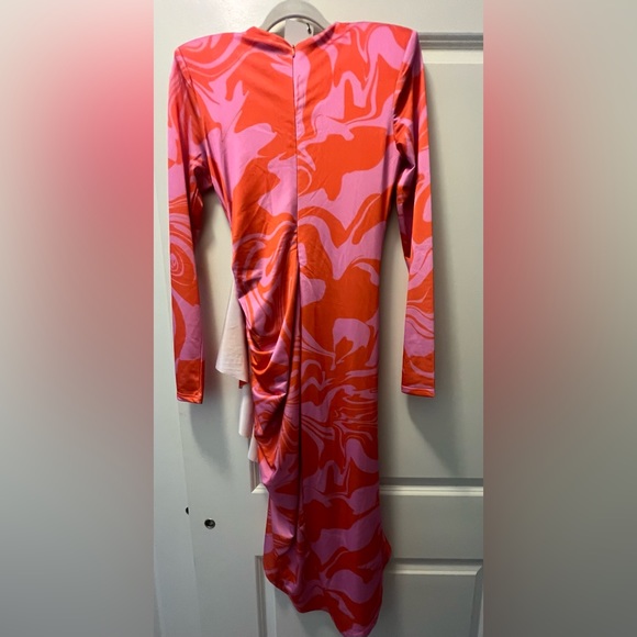 Long sleeve dress that can be worn to any function, stretchy and has a zipper - Picture 2 of 3